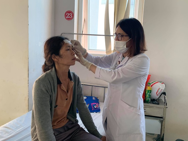 Quặn lòng cảnh người phụ nữ chới với trong kiệt cùng nỗi đau dồn dập - 2 Quặn lòng cảnh người phụ nữ chới với trong kiệt cùng nỗi đau dồn dập - 2