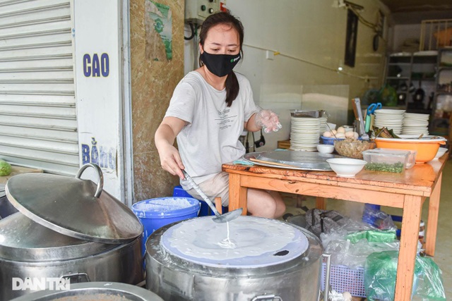 Lạ lùng bánh cuốn chan nước canh 