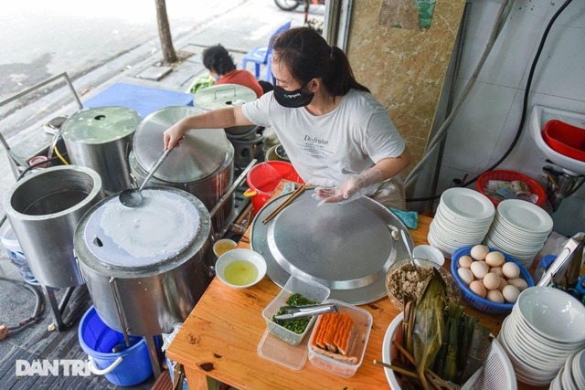 Lạ lùng bánh cuốn chan nước canh 