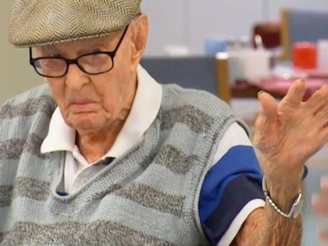 Cụ ông 111 tuổi già nhất nước Úc có bí kíp sống thọ là... ăn óc gà - 1