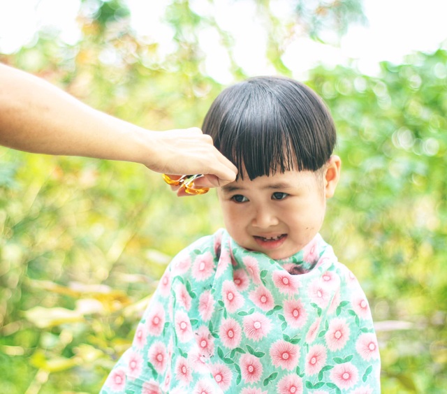Kiểu tóc bát úp luôn là sự lựa chọn hoàn hảo cho bé trai, tạo nên phong cách thời trang cho bé của bạn! Xem hình ảnh để cập nhật thêm kiểu tóc mới nhất cho con trai của bạn!