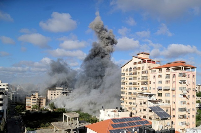 Israel không kích phá hủy phòng xét nghiệm Covid-19 duy nhất ở Gaza - 1