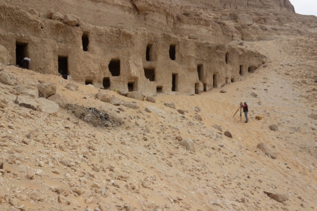 Phát hiện hàng trăm hầm mộ đá từ cách đây 4.000 năm ở Ai Cập - 1
