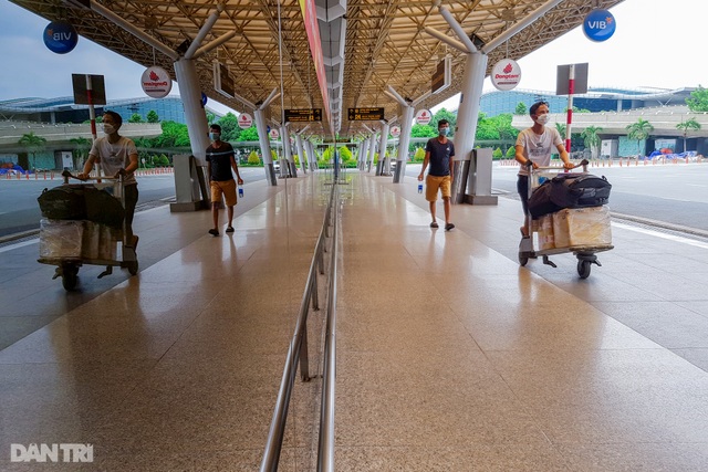 Sân bay Tân Sơn Nhất vắng vẻ(1).jpg