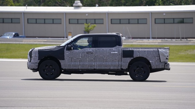 Tổng thống Mỹ Biden lái thử xe bán tải chạy điện Ford F-150 Lightning - 4