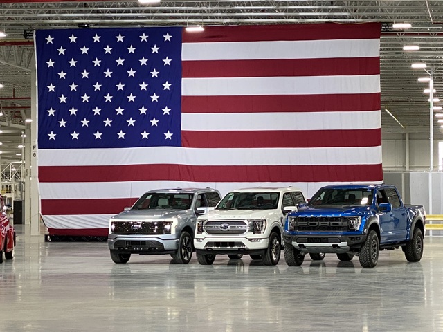 Tổng thống Mỹ Biden lái thử xe bán tải chạy điện Ford F-150 Lightning - 2