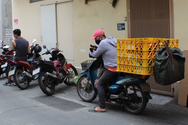 Cử nhân chạy xe ôm công nghệ, thạc sĩ làm tiếp tân - 1