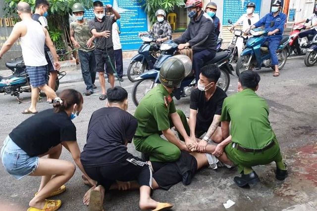 Hà Nội: Công an cùng người dân khống chế kẻ gây náo loạn đường phố - 2