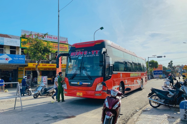 Ngày đầu dỡ lệnh nội bất xuất, ngoại bất nhập ở xã Phong Hiền - 4