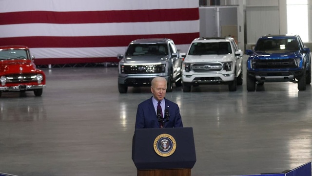 Tổng thống Mỹ Biden lái thử xe bán tải chạy điện Ford F-150 Lightning - 1