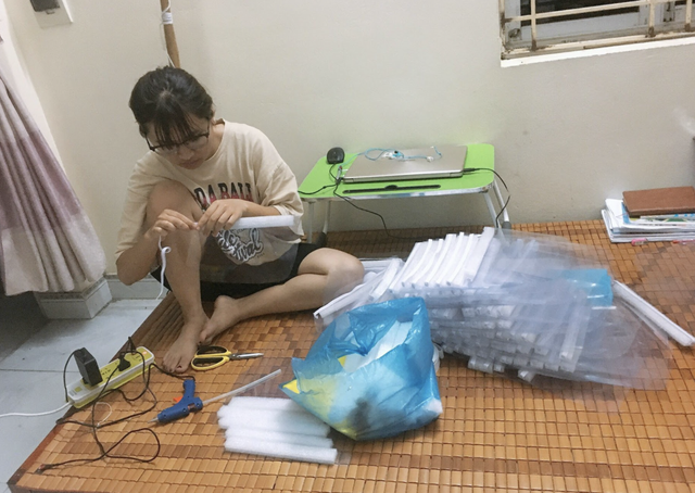 Sinh viên vừa học online vừa làm tấm chắn giọt bắn gửi tuyến đầu chống dịch - 5