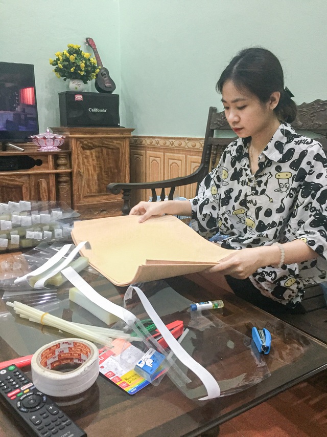 Sinh viên vừa học online vừa làm tấm chắn giọt bắn gửi tuyến đầu chống dịch - 3