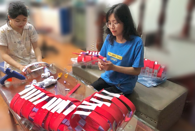 Sinh viên vừa học online vừa làm tấm chắn giọt bắn gửi tuyến đầu chống dịch - 1