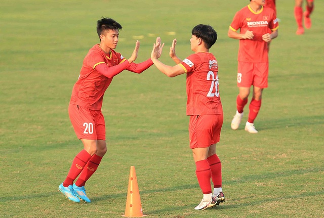 Chốt hợp đồng tiền tỷ, Phan Văn Đức quyết lấy vé đi UAE - 1