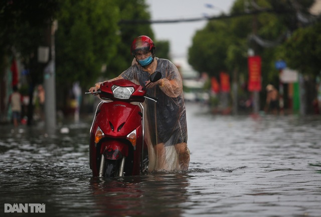 Mưa lớn 30 phút, người dân TP Thủ Đức hì hục tát nước - 4