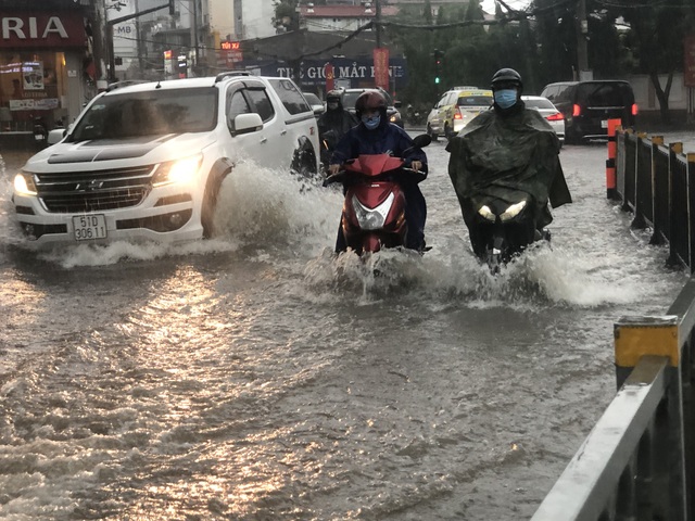 Mưa lớn 30 phút, người dân TP Thủ Đức hì hục tát nước - 13