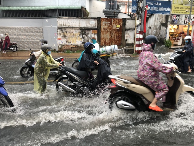 Mưa lớn 30 phút, người dân TP Thủ Đức hì hục tát nước - 15