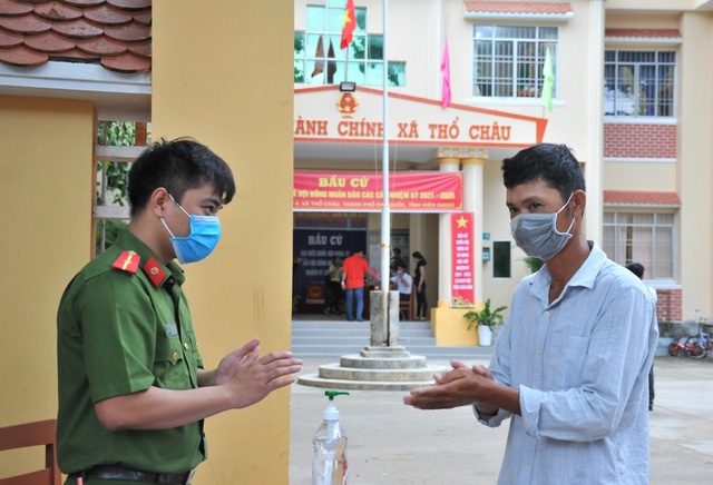 Sáng nay tôi gọi con cháu dậy sớm đi bầu cử - 4