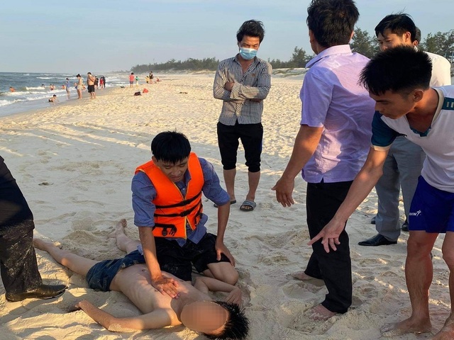 Đại úy công an cứu một học sinh đuối nước trên biển - 2 Đại úy công an cứu một học sinh đuối nước trên biển - 2
