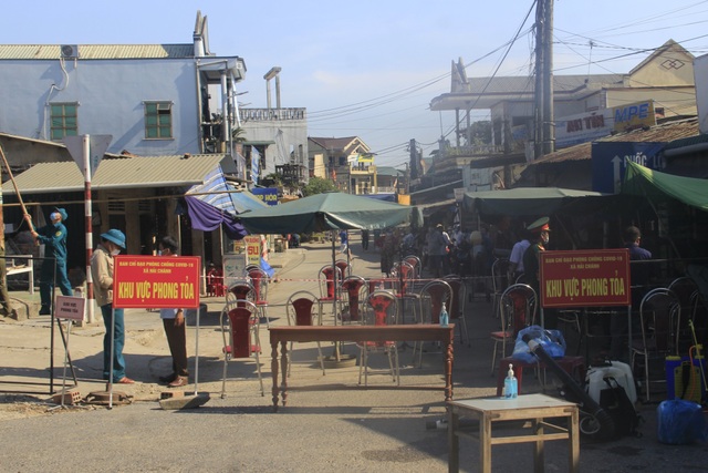 Hàng trăm người dân vùng cách ly phấn khởi ngày dỡ bỏ phong tỏa - 1