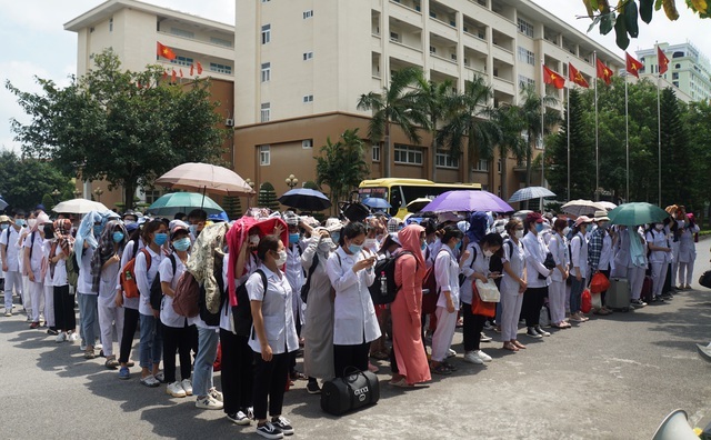 Sinh viên xuất quân chi viện điểm nóng Covid, hàng ngàn HS,GV phải cách ly - 1