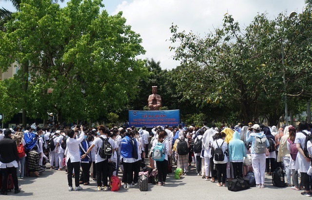Sinh viên xuất quân chi viện điểm nóng Covid, hàng ngàn HS,GV phải cách ly - 2