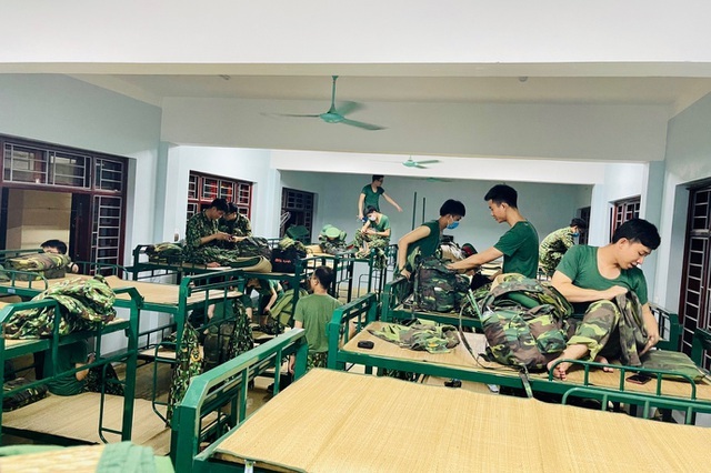 Sinh viên xuất quân chi viện điểm nóng Covid, hàng ngàn HS,GV phải cách ly - 3