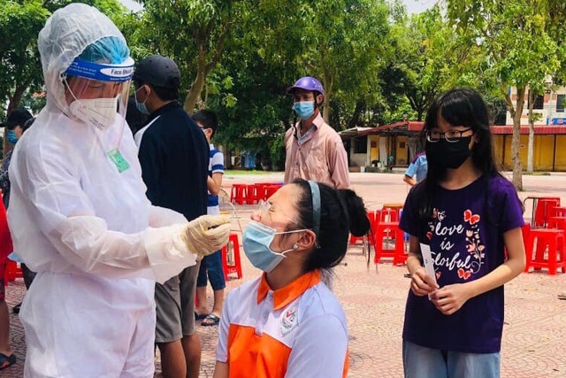 Sinh viên xuất quân chi viện điểm nóng Covid, hàng ngàn HS,GV phải cách ly - 6