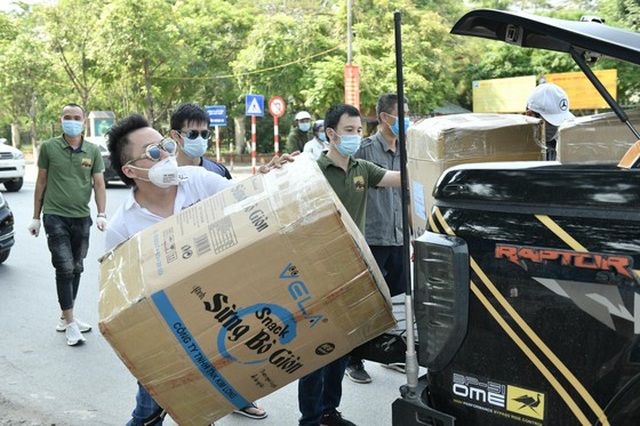 Ca sĩ Tùng Dương trao 460 triệu đồng ủng hộ Bắc Ninh, Bắc Giang - 2 Ca sĩ Tùng Dương trao 460 triệu đồng ủng hộ Bắc Ninh, Bắc Giang - 2