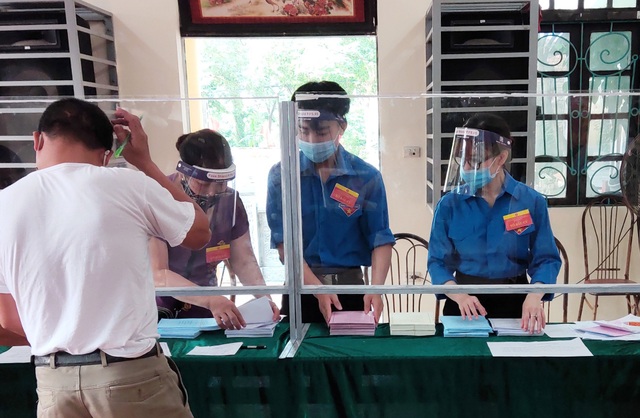 Thanh niên Thủ đô hăng hái ra quân hỗ trợ các điểm bầu cử - 3 Thanh niên Thủ đô hăng hái ra quân hỗ trợ các điểm bầu cử - 3