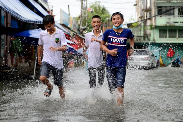 Nước chảy cuồn cuộn ở rốn ngập TP Thủ Đức sau cơn mưa lớn - 10