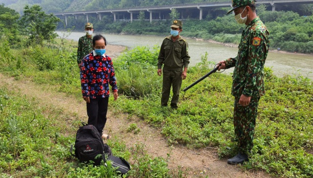 Lội suối, vượt biên trái phép vào Việt Nam thì bị phát hiện, bắt giữ - 1