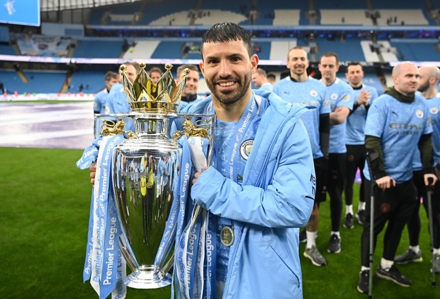 Man City nhận cúp bạc, Aguero được tặng quà đặc biệt - 15