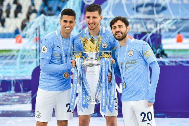 Man City nhận cúp bạc, Aguero được tặng quà đặc biệt - 18