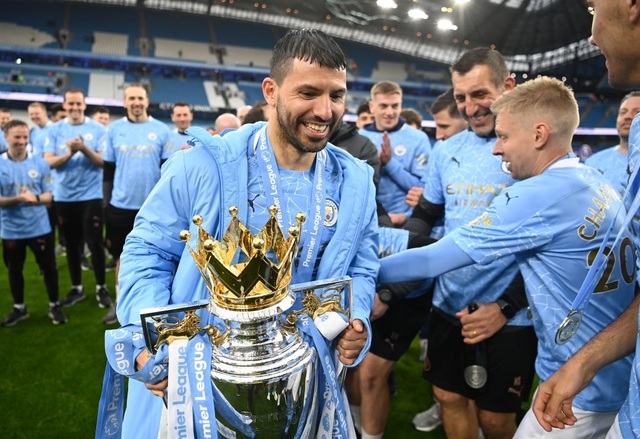 Man City nhận cúp bạc, Aguero được tặng quà đặc biệt - 20