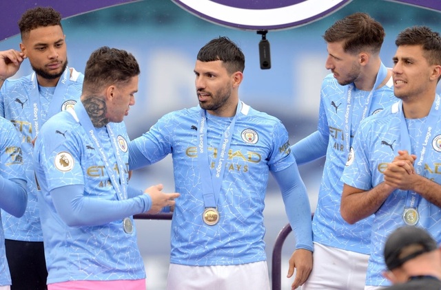 Man City nhận cúp bạc, Aguero được tặng quà đặc biệt - 3