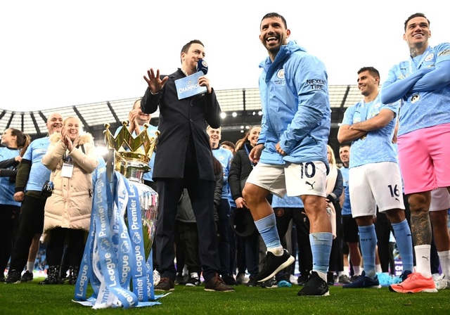 Man City nhận cúp bạc, Aguero được tặng quà đặc biệt - 21