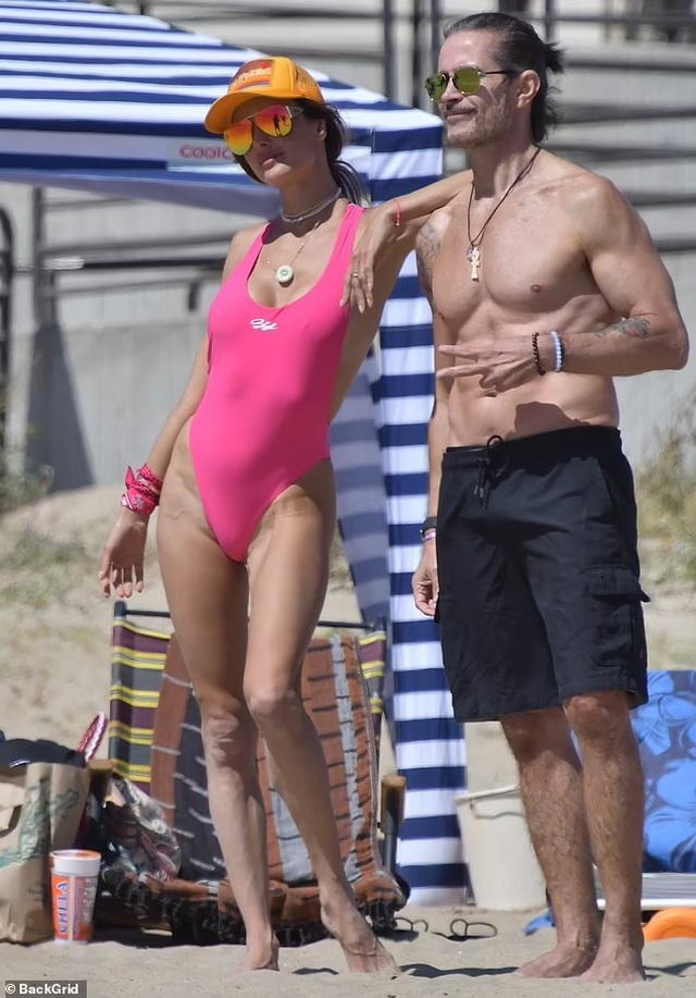 40 tuổi, siêu mẫu Alessandra Ambrosio vẫn đẹp bốc lửa - 3 40 tuổi, siêu mẫu Alessandra Ambrosio vẫn đẹp bốc lửa - 3
