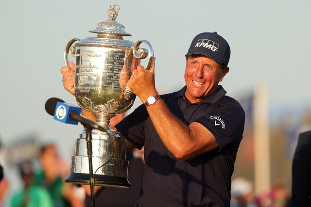 Phil Mickelson đi vào lịch sử khi vô địch PGA Championship 2021 - 2