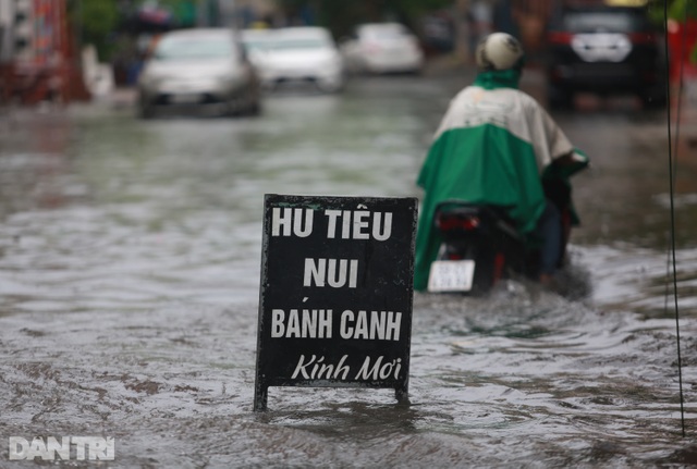 Nhà dân biến thành hầm chứa nước sau mưa lớn ở Sài Gòn - 6