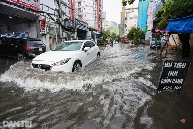 Nhà dân biến thành hầm chứa nước sau mưa lớn ở Sài Gòn - 3