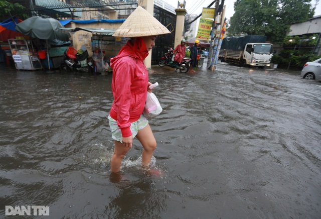 Nhà dân biến thành hầm chứa nước sau mưa lớn ở Sài Gòn - 5