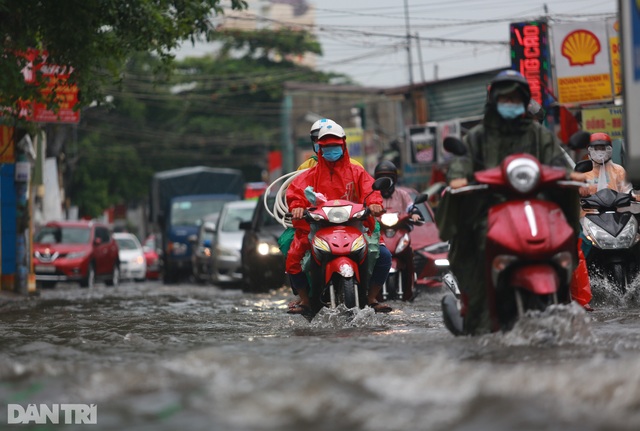 Nhà dân biến thành hầm chứa nước sau mưa lớn ở Sài Gòn - 1