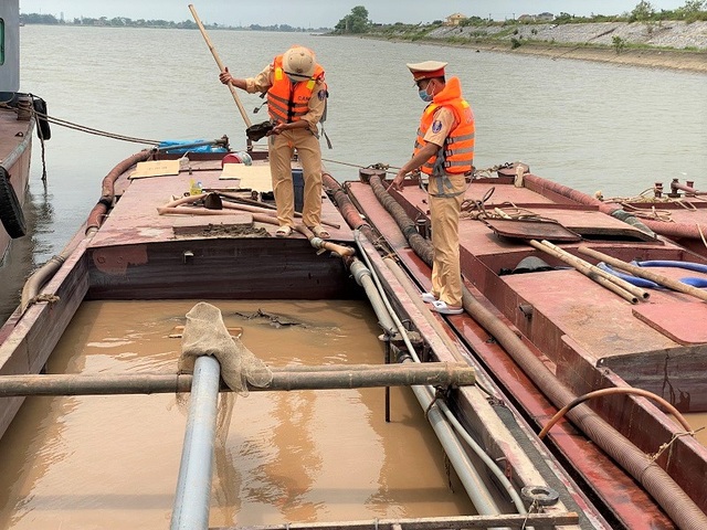 Bắt quả tang 8 cát tặc điều khiển 4 tàu vỏ sắt moi ruột sông Đáy - 2