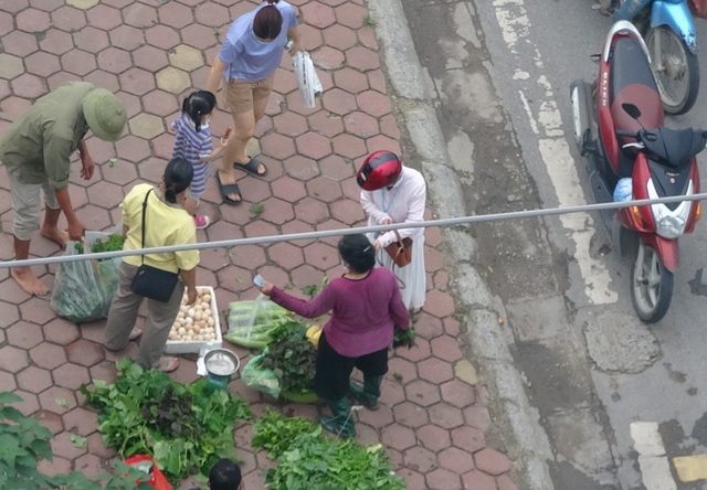 Bất chấp lệnh cấm, nhiều người lập chợ cóc bán hàng trên đường phố Hà Nội - 5 Bất chấp lệnh cấm, nhiều người lập chợ cóc bán hàng trên đường phố Hà Nội - 5