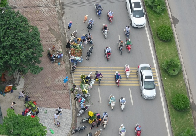 Bất chấp lệnh cấm, nhiều người lập chợ cóc bán hàng trên đường phố Hà Nội - 2 Bất chấp lệnh cấm, nhiều người lập chợ cóc bán hàng trên đường phố Hà Nội - 2