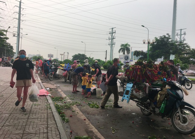 Bất chấp lệnh cấm, nhiều người lập chợ cóc bán hàng trên đường phố Hà Nội - 3 Bất chấp lệnh cấm, nhiều người lập chợ cóc bán hàng trên đường phố Hà Nội - 3