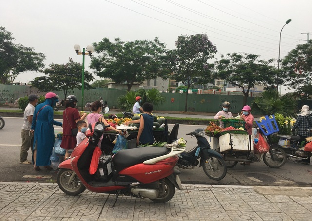 Bất chấp lệnh cấm, nhiều người lập chợ cóc bán hàng trên đường phố Hà Nội - 4 Bất chấp lệnh cấm, nhiều người lập chợ cóc bán hàng trên đường phố Hà Nội - 4