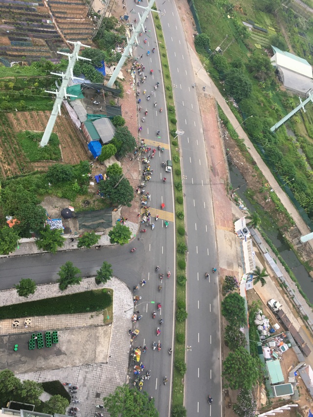 Bất chấp lệnh cấm, nhiều người lập chợ cóc bán hàng trên đường phố Hà Nội - 1 Bất chấp lệnh cấm, nhiều người lập chợ cóc bán hàng trên đường phố Hà Nội - 1