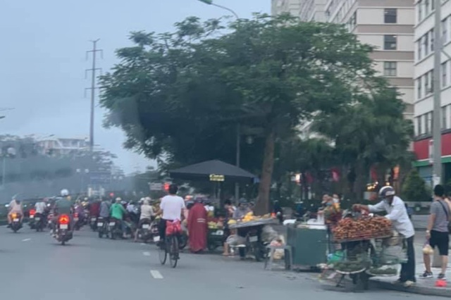 Bất chấp lệnh cấm, nhiều người lập chợ cóc bán hàng trên đường phố Hà Nội - 6 Bất chấp lệnh cấm, nhiều người lập chợ cóc bán hàng trên đường phố Hà Nội - 6